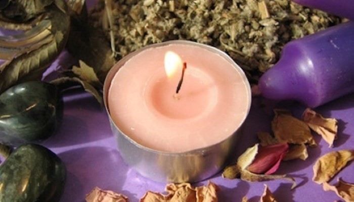 Mise en place d’un rituel pour attirer la richesse avec bougies et intention spirituelle