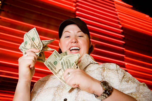 Personnes souriantes célébrant leurs gains au Loto après avoir consulté le Grand Marabout Puissant Nawan