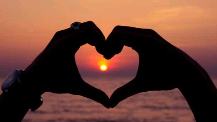 Personne méditant et concentrée, énergie spirituelle visible autour des bougies pour réussir le rituel d’amour