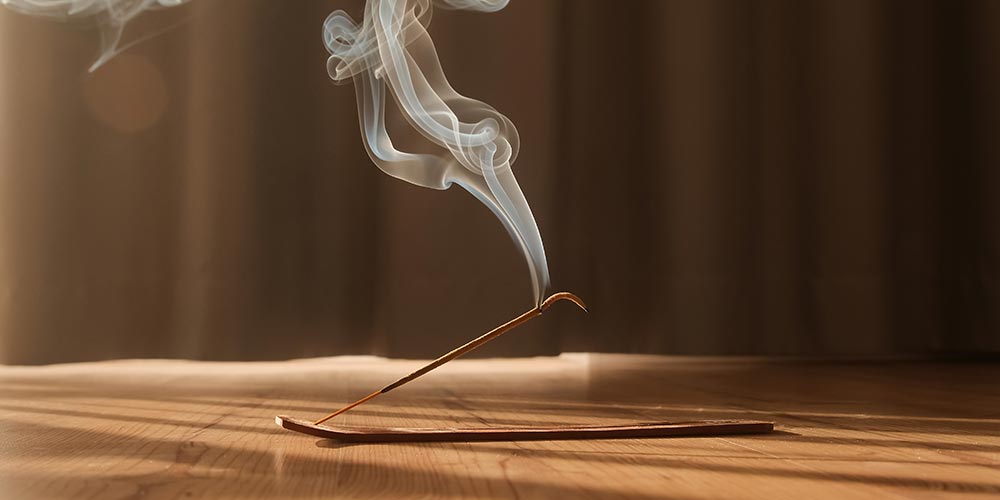 Conseils et symboles pour réussir un rituel de retour affectif, incluant énergie et concentration