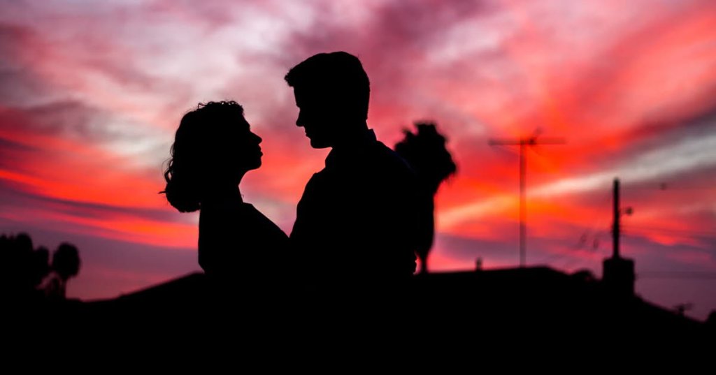 Personne écrivant dans un carnet de gratitude pour améliorer sa relation amoureuse