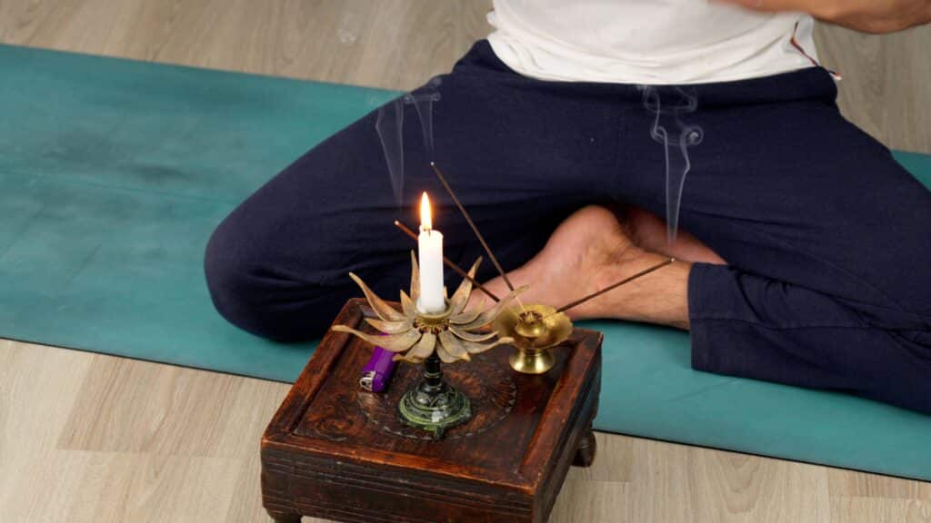 Préparation du rituel de chance avec encens et bougies pour attirer la prospérité