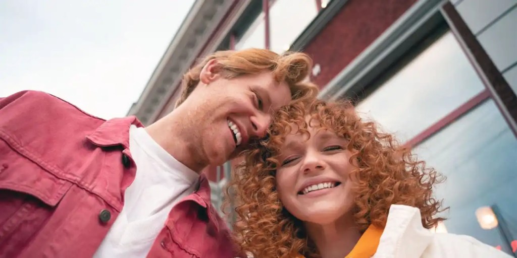 couple heureux après un rituel de retour affectif réussi