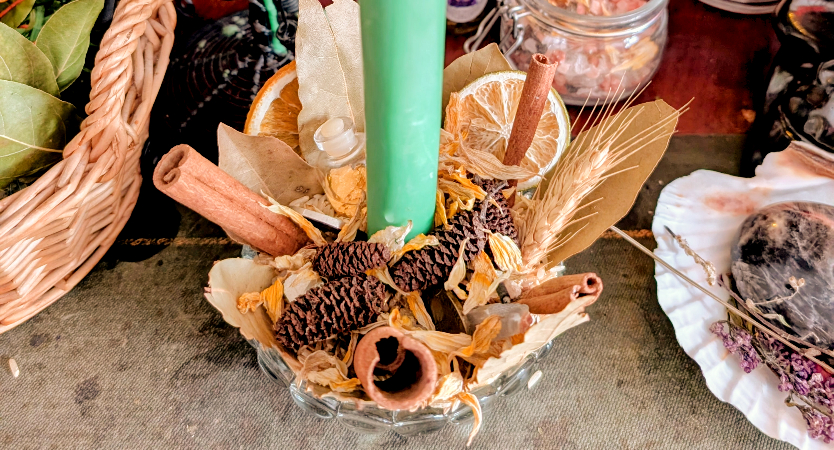 Bougies vertes et offrandes utilisées dans un rituel de chance pour gagner au loto