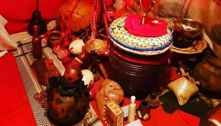 photo de marabout nawan en consultation, offrant des conseils spirituels pour raviver une relation amoureuse à distance.