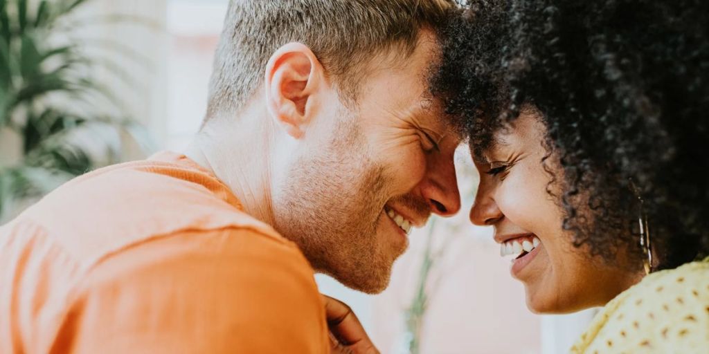 couple heureux réconciliation amour retrouvée relation harmonieuse complicité