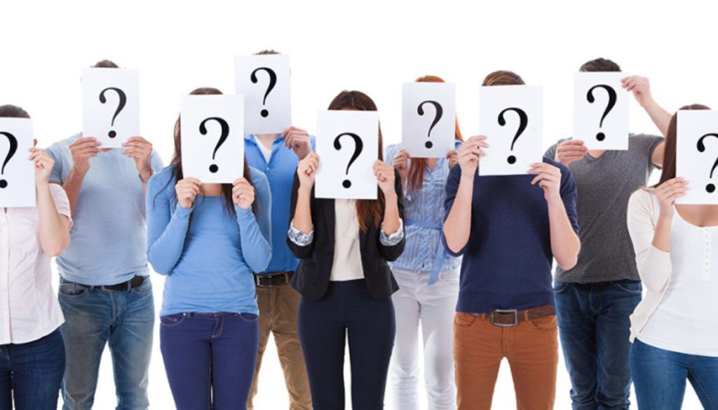 illustration symbolique d'une conversation entre un expert spirituel et un client, représentant l'accompagnement personnalisé pour un retour affectif à distance. La consultation spirituelle est l'une des clés pour raviver les émotions et reconnecter deux âmes, même séparées par des kilomètres