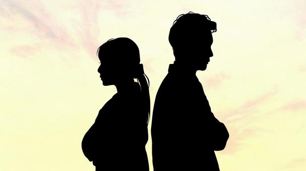 Couple séparé après une rupture amoureuse symbolisant la question pourquoi mon ex ne revient pas