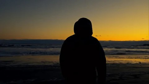 personne seule réfléchissant après une rupture amoureuse symbolisant le silence et la prise de recul