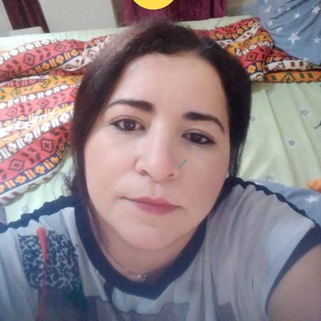 femme souriante du Canada témoignant après une amélioration de sa vie amoureuse
