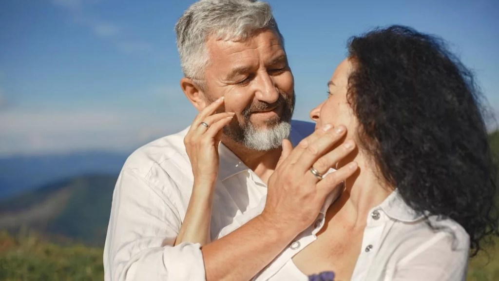 couple souriant et enlacé sous une lumière chaude, symbolisant la réconciliation et la renaissance amoureuse après un rituel de déblocage de relation compliquée avec le marabout Nawan