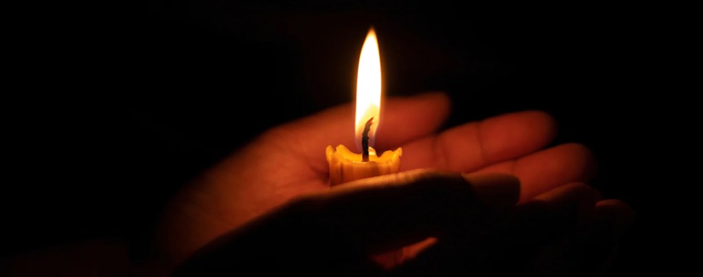 autel rituel illuminé par des bougies ambrées entourées d'herbes sacrées et de symboles de connexion pour un rituel de retour affectif guidé par le marabout Nawan
