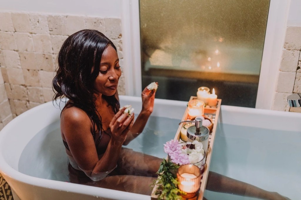bain de purification spirituelle avec sel et plantes pour débloquer vie amoureuse et attirer l’amour