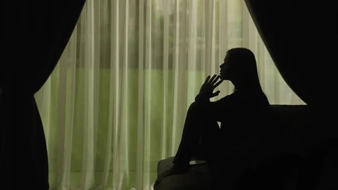 Personne en réflexion sur ses blocages sentimentaux et ses difficultés à trouver une relation stable