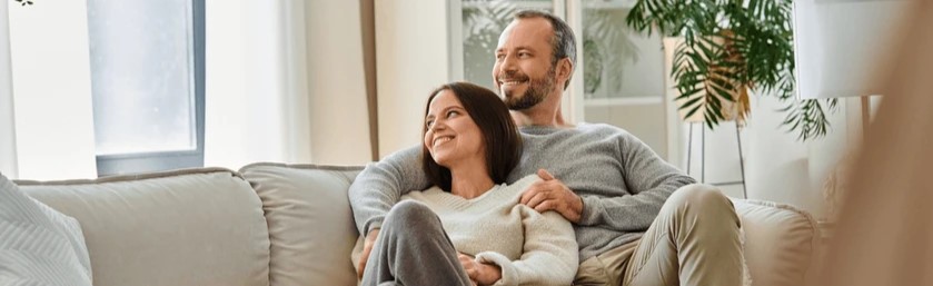 couple réfléchissant à son avenir sentimental en analysant les signes de durabilité de leur relation amoureuse