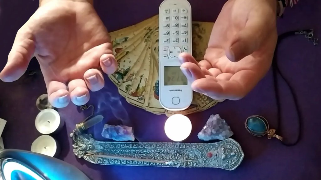 personne consultant le Voyant Médium Nawan par téléphone depuis son domicile en Suisse pour un rituel de retour affectif à distance, dans un cadre intime et confidentiel
