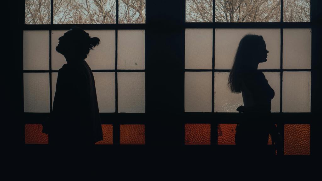 couple en crise face à une rupture amoureuse imminente -comment éviter la séparation et retrouver l'harmonie avec l'aide du marabout Nawan