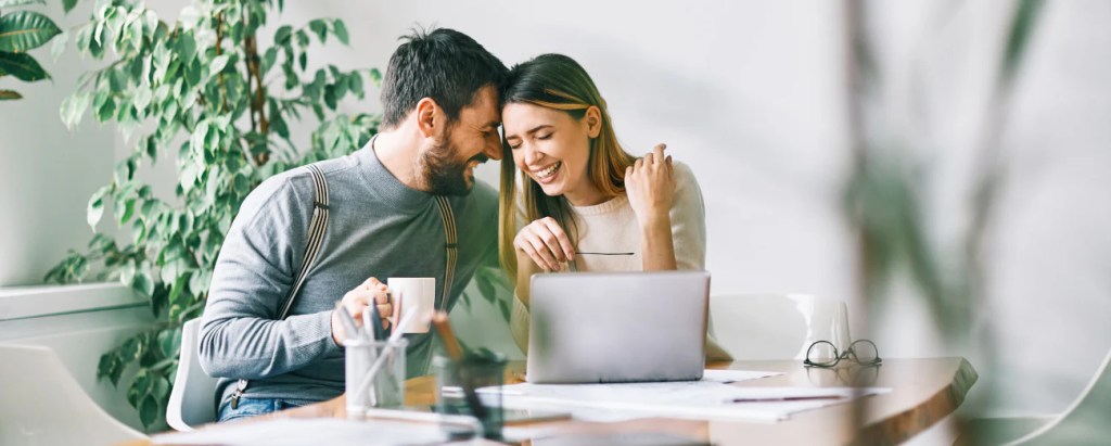 un couple souriant et complice après une réconciliation réussie, témoignant de l'efficacité du travail du grand marabout puissant Nawan