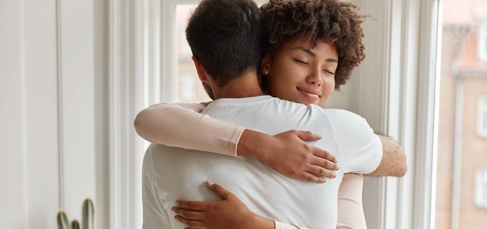  un homme et une femme qui se regardent avec émotion, symbolisant la réconciliation d'un couple accompagné par le grand marabout puissant Nawan