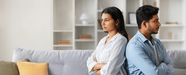 le silence qui s'installe dans un couple n'est jamais anodin c'est le premier signe qu'il faut agir avant qu'il ne soit trop tard.