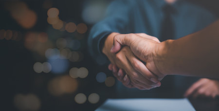 Deux mains adultes qui se rejoignent délicatement par-dessus une surface claire, symbolisant le retour du dialogue et la réconciliation entre deux partenaires après une longue période de blocage communicationnel
