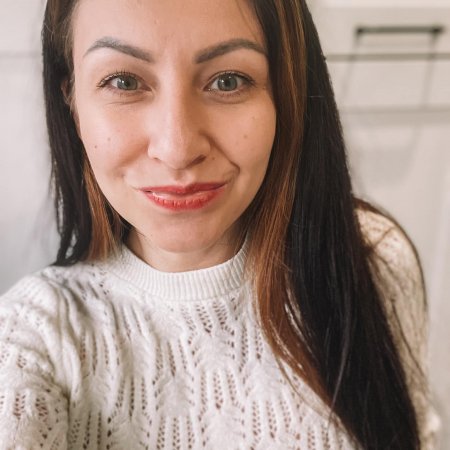 femme en Belgique témoignant d’un déblocage de sa vie amoureuse et d’une relation stable retrouvée