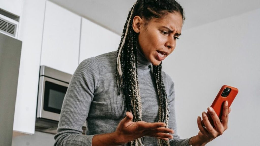 personne envoyant trop de messages à son ex symbolisant les erreurs après une rupture