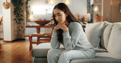 femme réfléchissant à sa vie amoureuse bloquée et cherchant une solution pour retrouver l’amour et l’équilibre sentimental