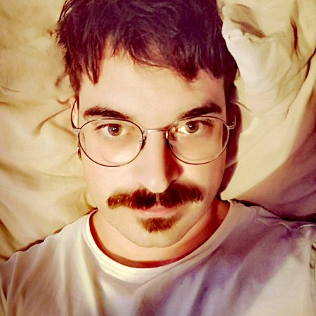 
Homme en Belgique expliquant comment il a identifié ses blocages émotionnels et amélioré sa vie amoureuse après des relations répétitives