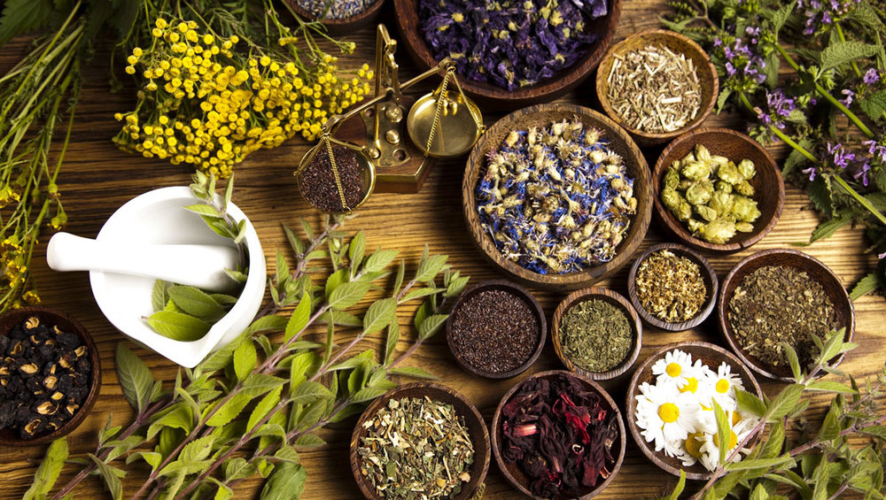 collection de plantes sacrées et d'herbes médicinales issues de la tradition africaine, soigneusement sélectionnées par le marabout Nawan pour ses rituels de connexion spirituelle