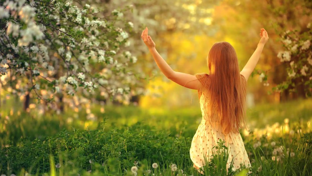 personne heureuse ressentant un changement positif dans sa vie sentimentale