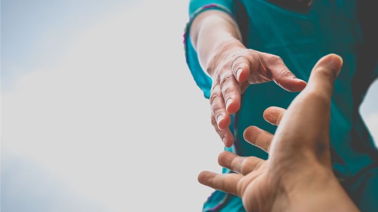 le Marabout Nawan, reconnu comme l'un des voyants médiums les plus sérieux et fiables, accompagne ses clients depuis plus de 30 ans