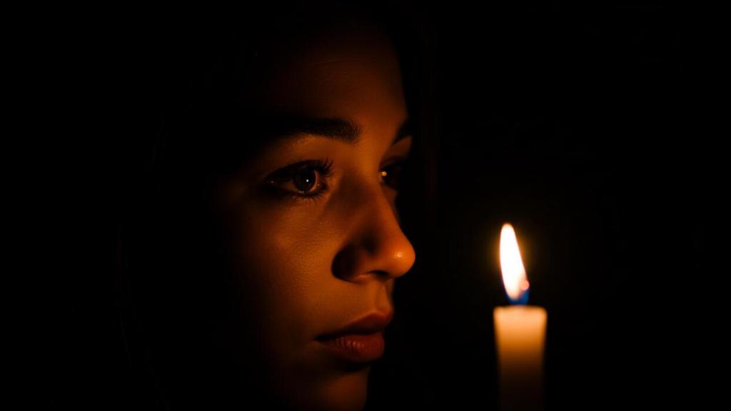 portrait solennel du grand marabout puissant Nawan, voyant médium spécialiste des rituels amoureux et du déblocage de relation compliquée, dans un cadre spirituel authentique