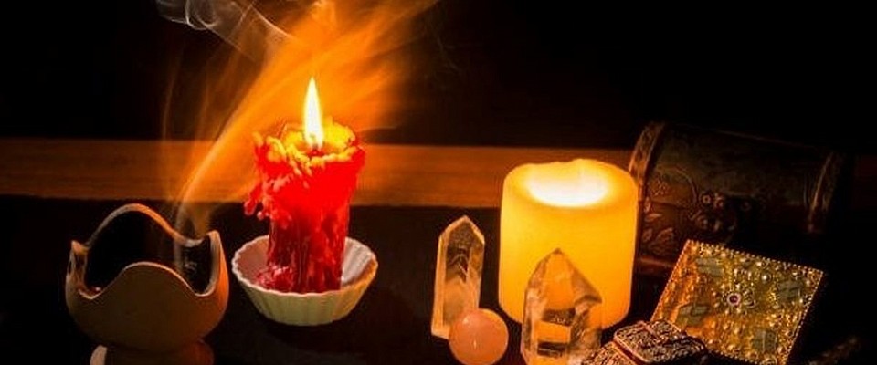 personne en état de méditation sereine et d'ouverture spirituelle, se préparant à consulter le Grand Marabout Nawan pour un retour affectif en Suisse, entourée de lumière naturelle apaisante