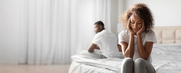 couple en difficulté montrant l’évolution d’une relation toxique avec disputes, distance émotionnelle et incompréhensions