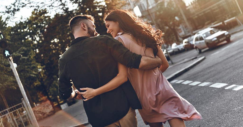 couple heureux en Belgique après avoir trouvé l’âme sœur et vécu une rencontre sérieuse