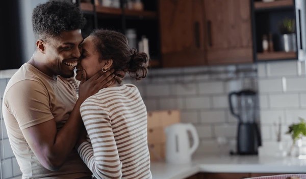 couple réuni après un rituel de retour affectif réussi avec le marabout Nawan