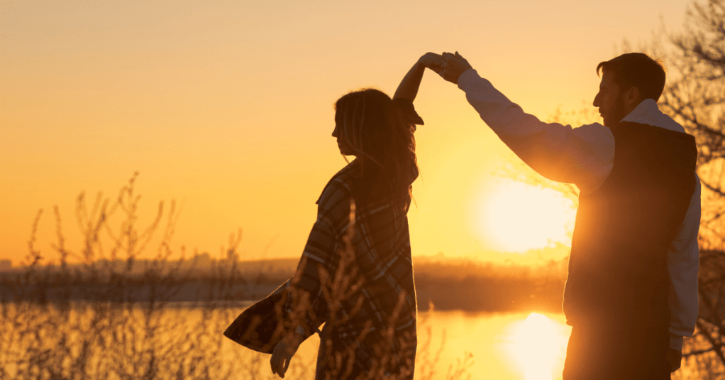couple heureux réconcilié après un retour affectif rapide facilité par les rituels du Grand Marabout Nawan, voyant médium puissant intervenant en Suisse