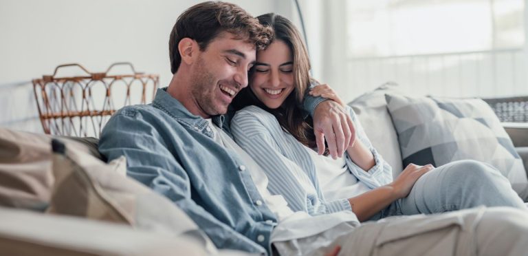 couple retrouvant une relation plus apaisée après une crise