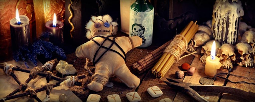  Bougies allumées, herbes sacrées et symboles mystiques disposés sur un autel pour un rituel destiné à faire penser à soi quelqu'un 