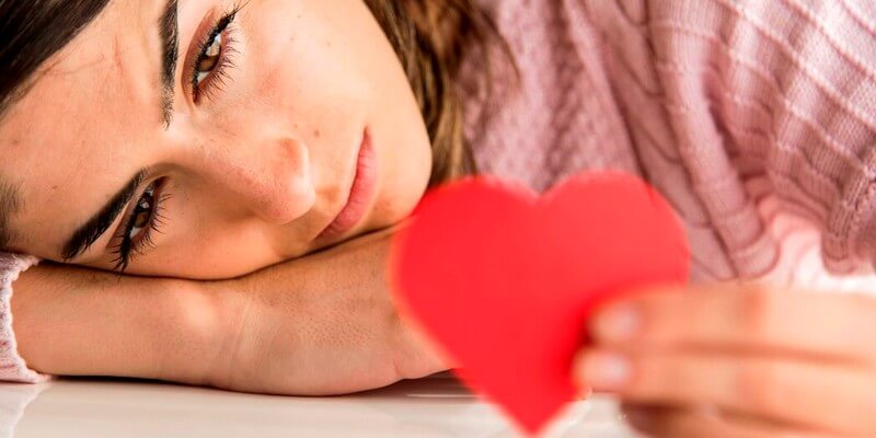 femme réfléchissant après une rupture sentimentale au Canada