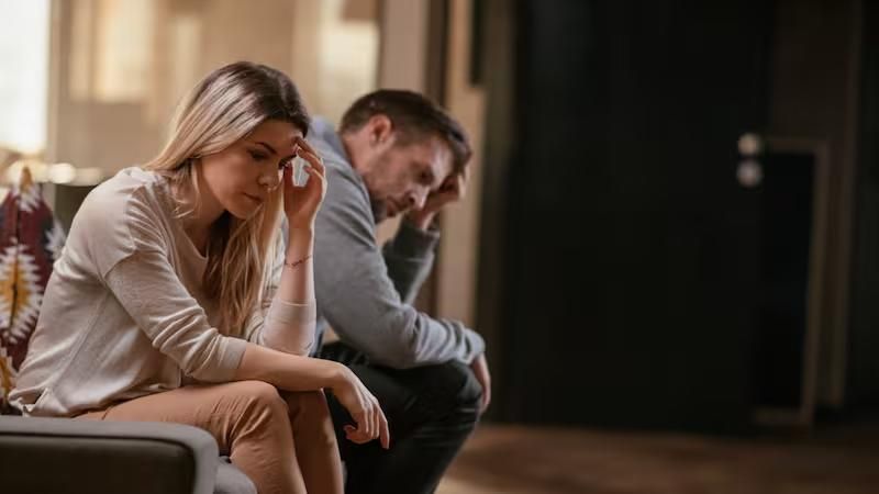 couple en difficulté relation amoureuse silence distance émotionnelle