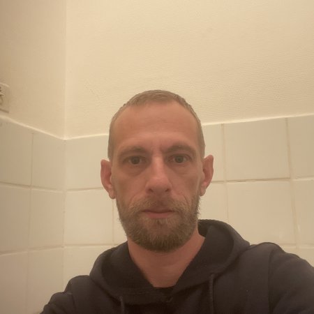 homme racontant la reprise de contact avec une personne aimée après plusieurs mois de silence