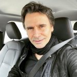 Homme européen d'environ 49 ans, air sérieux et déterminé, expression de soulagement et de confiance retrouvée après une consultation avec le marabout Nawan