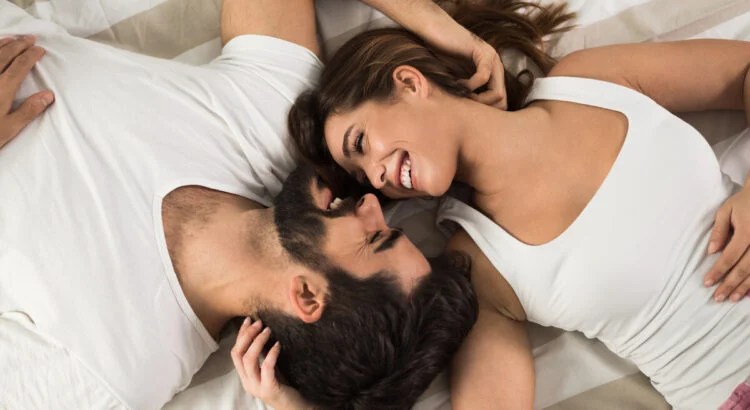 plusieurs personnes en Belgique partageant leur expérience de transformation sentimentale et de rencontre amoureuse réussie
