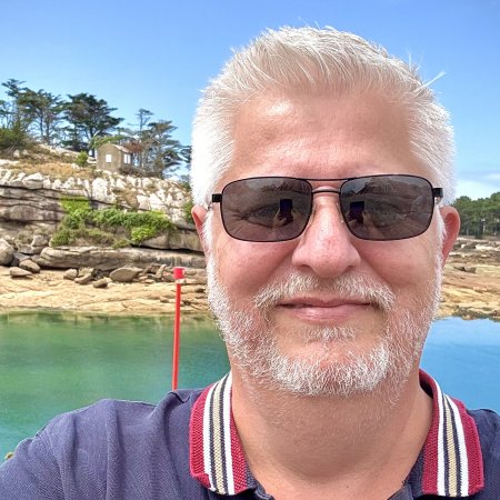 

Homme en France témoignant de son évolution après des schémas amoureux répétitifs et des difficultés à trouver une relation sérieuse