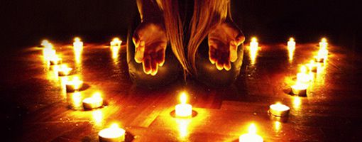 Marabout Nawan réalisant une analyse spirituelle pour débloquer une situation amoureuse complexe