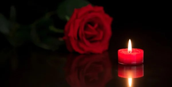 rituel de retour affectif réalisé par le marabout Nawan avec bougie rouge, rose et éléments symboliques d'amour